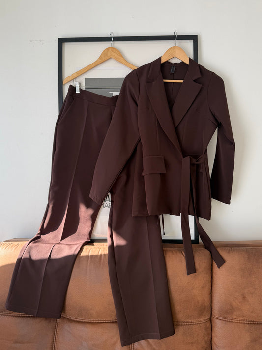 Conjunto Blazer Rebeca Con Amarra + Pantalón Sastrero Gabardina